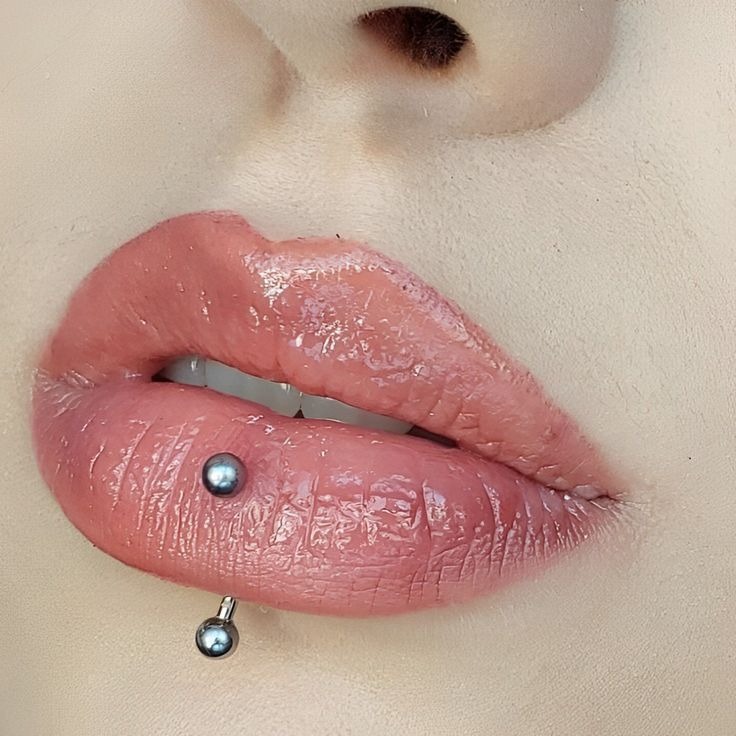 Can a vertical labret damage teeth